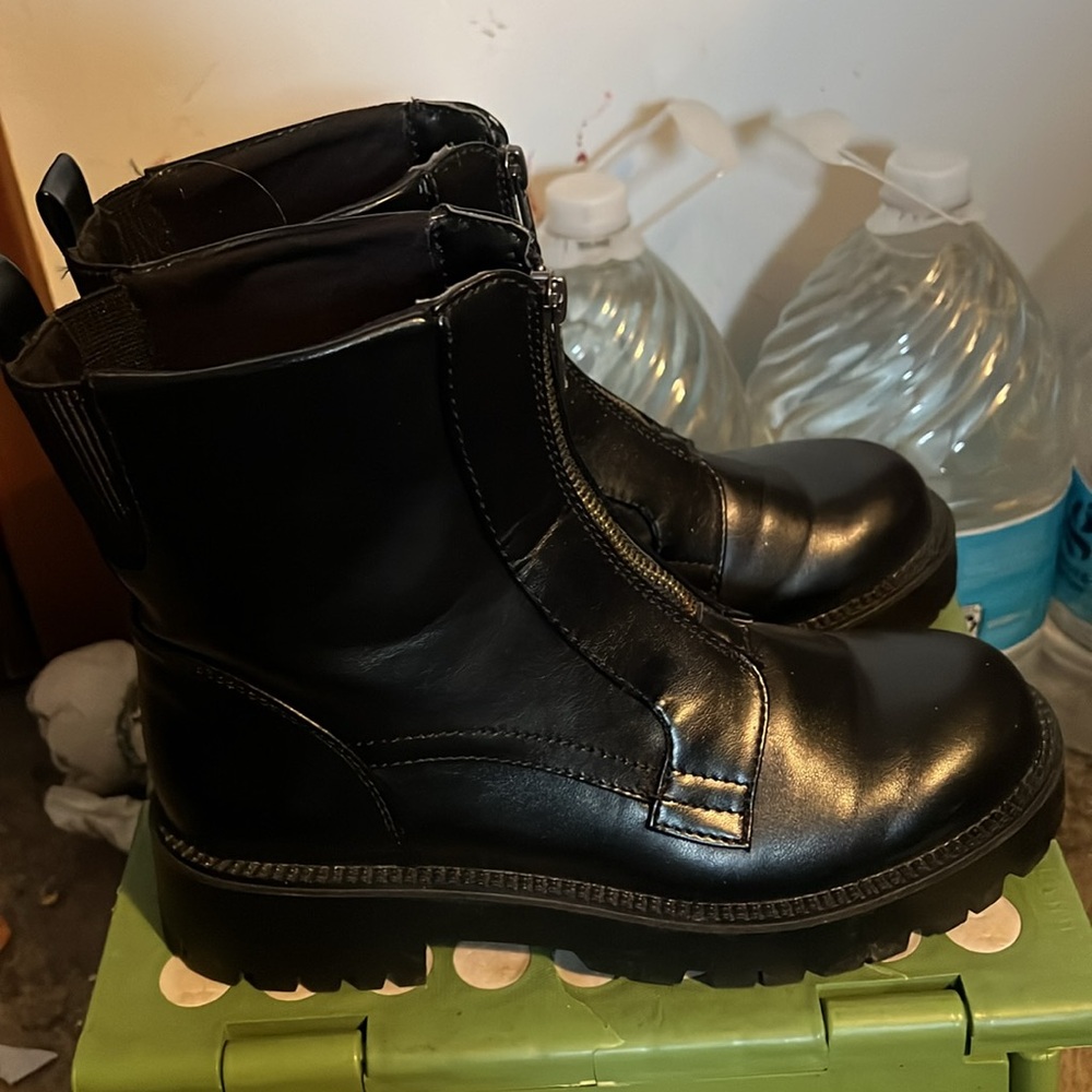 So front zip moto boots like new 8